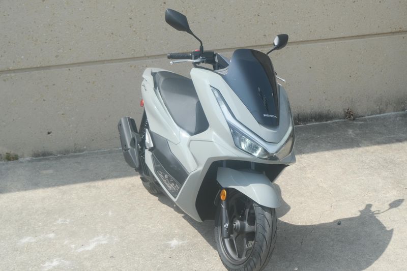 2025 Honda PCX PEARL GRAY Image 5