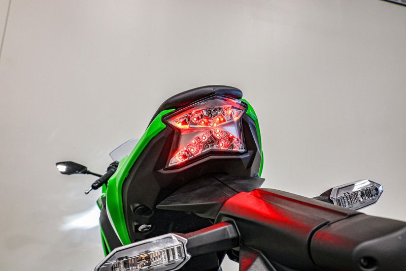 2025 Kawasaki NINJA 650 KRT EDITION ABS  LIME GREENEBONYPEARLBLIZZARD WHITEImage 18