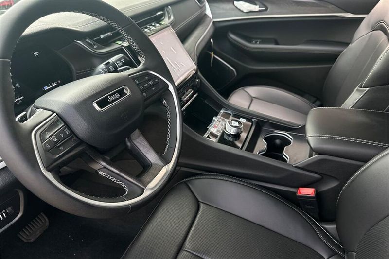 2025 Jeep Grand Cherokee Limited photo 7