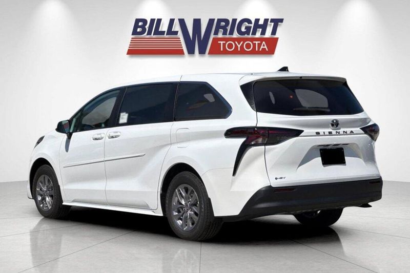 New 2026 Toyota Sienna LEImage 5