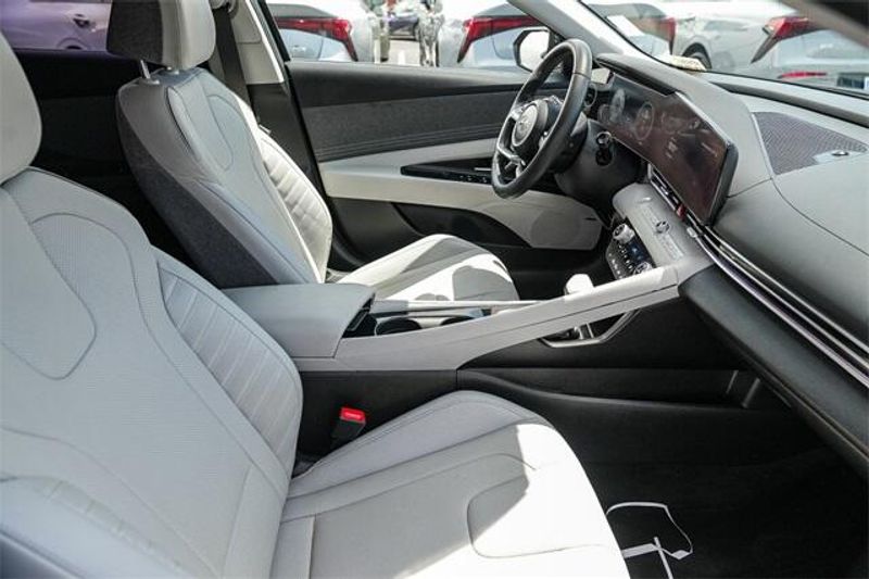 2023 Hyundai Elantra LimitedImage 17