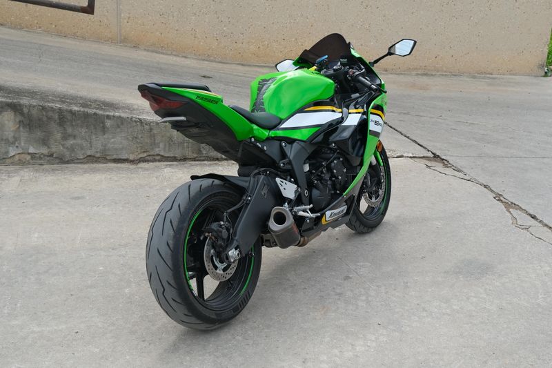 2025 Kawasaki NINJA ZX6R KRT EDITION LIME GREEN AND EBONY AND PEARL BLIZZARD WHITE Image 3