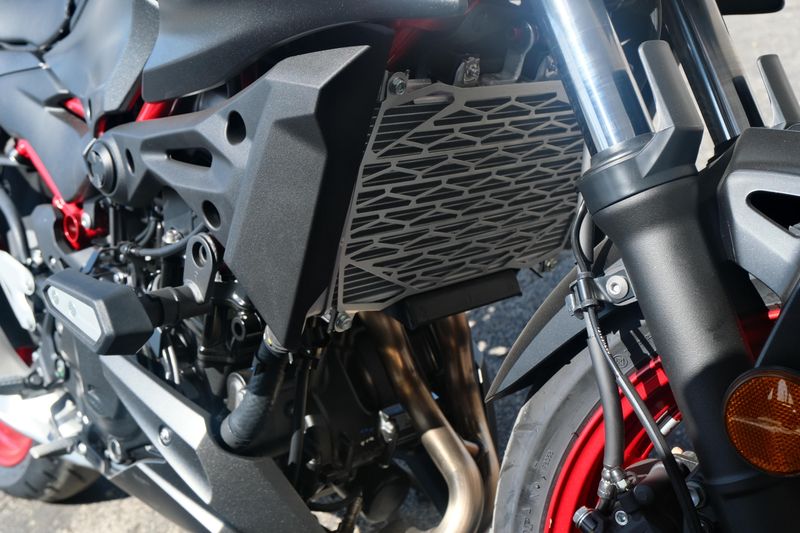 2025 Kawasaki Z500 SE ABS CANDY PERSIMMON RED AND METALLIC FLAT SPARK BLACK AND METALLIC MATTE GRAPHENESTEEL GRAY Image 15