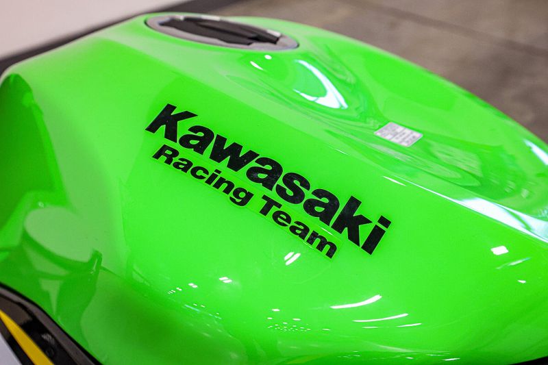 2025 Kawasaki NINJA ZX6R KRT EDITION LIME GREEN AND EBONY AND PEARL BLIZZARD WHITEImage 14