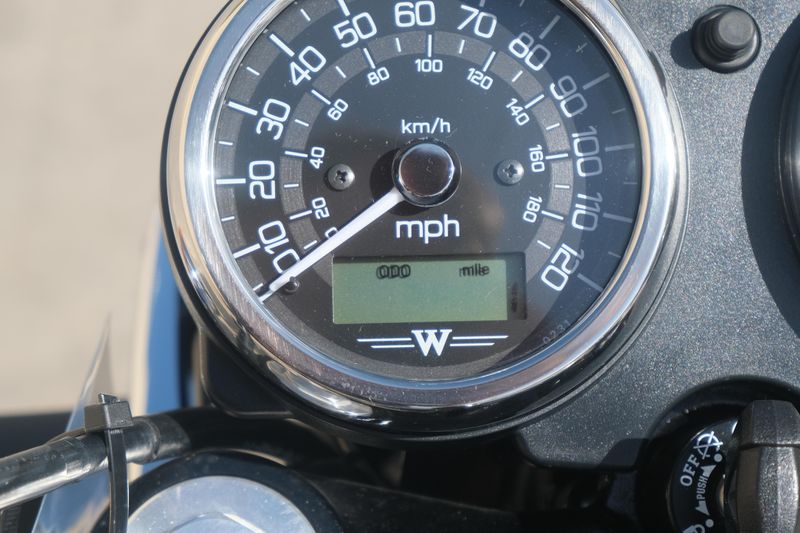 2024 Kawasaki W800 ABS METALLIC SLATE BLUE AND METALLIC DIABLO BLACK Image 10
