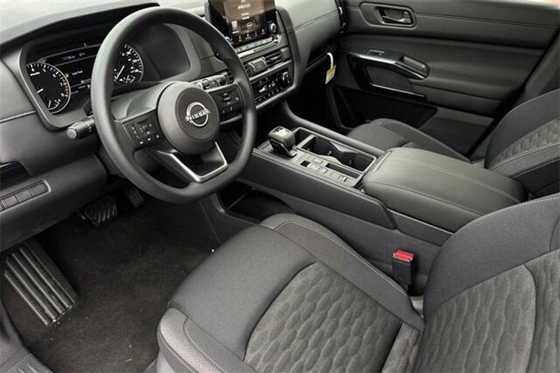 New 2025 Nissan Pathfinder SImage 7