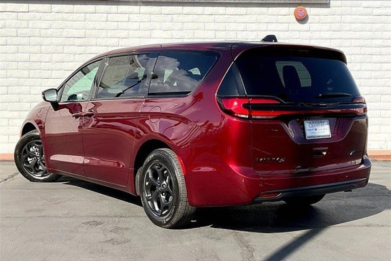 2023 Chrysler Pacifica Plug-in Hybrid Touring LImage 2