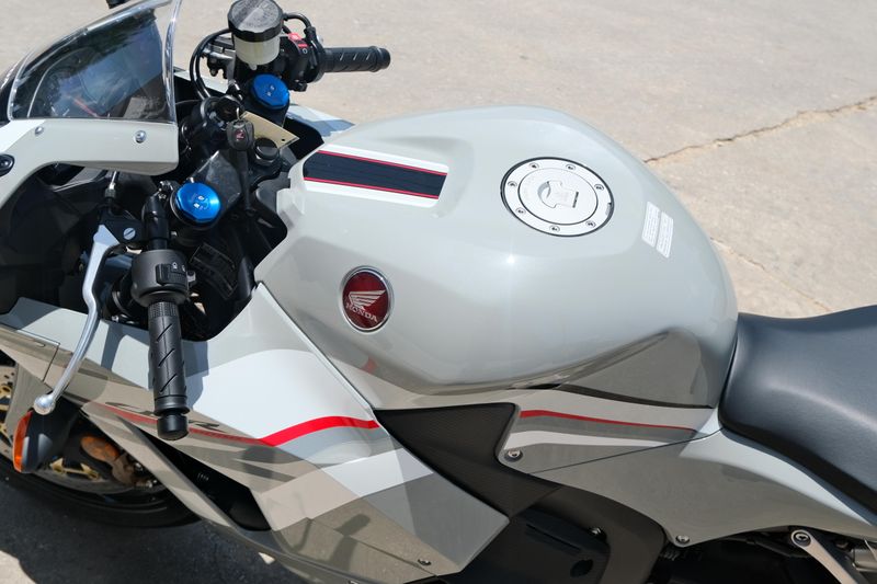 2025 Honda CBR600RR ABS DEEP PEARL GRAY Image 21
