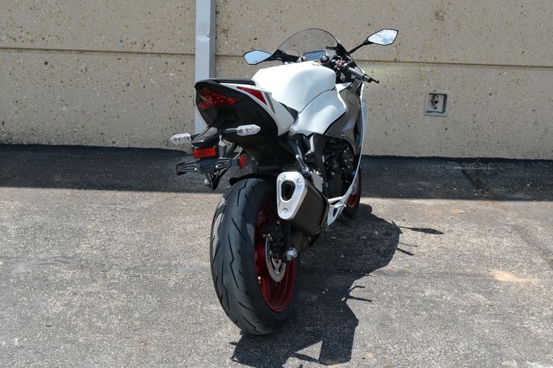 2025 Kawasaki NINJA ZX6R PEARL ROBOTIC WHITE AND METALLIC GRAPHITE GRAY Image 6