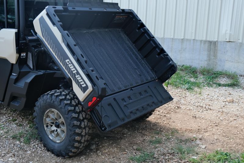 2025 Can-Am DEFENDER MAX LIMITED CAB HD10 DESERT TAN AND STEALTH BLACK Image 39