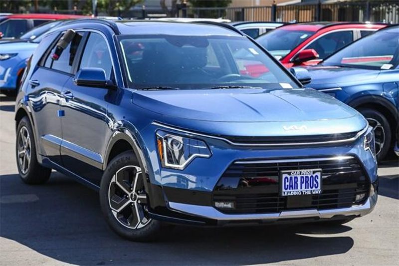 New 2025 Kia Niro SXImage 2