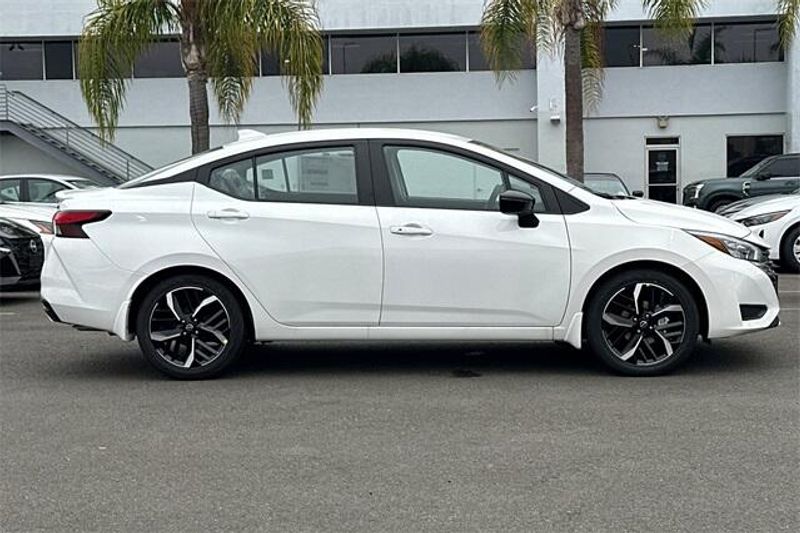 New 2025 Nissan Versa 1.6 SRImage 2