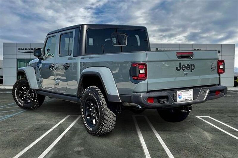 2025 Jeep Gladiator Willys photo 2