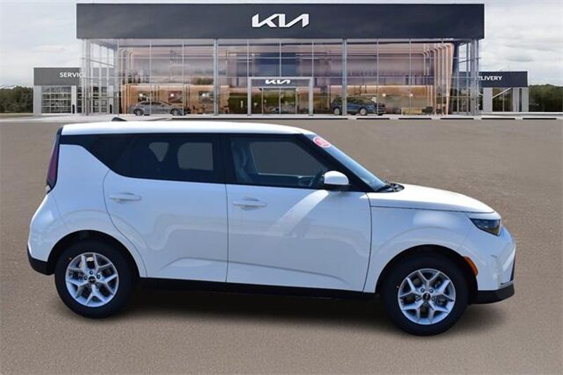 New 2025 Kia Soul LXImage 2