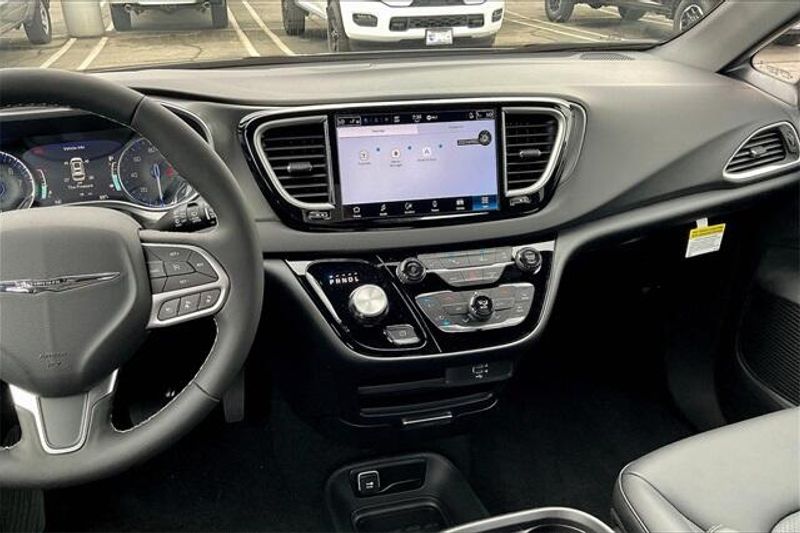 New 2026 Chrysler Voyager LxImage 5