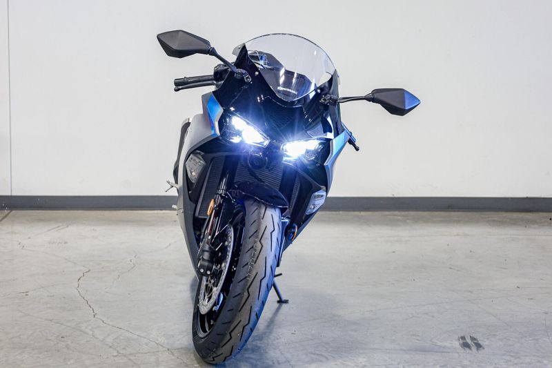 2025 Kawasaki NINJA ZX6R ABS METALLIC MATTE DARK GRAY AND EBONYImage 4