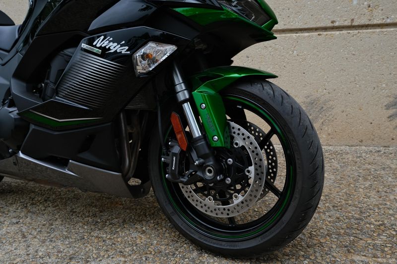 2023 Kawasaki NINJA 1000 SX EMERALD BLAZE GREEN AND METALLIC DIABLO BLACK AND METALLIC GRAPHITE GRAY Image 12