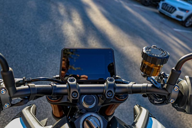 2025 Yamaha MT09 SP  LIQUID METAL AND RAVEN Image 8