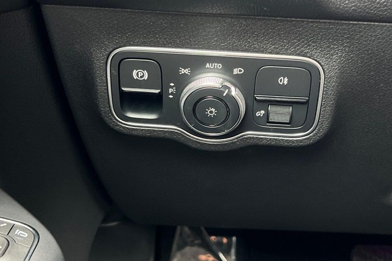 2023 Mercedes-Benz EQB 300Image 32
