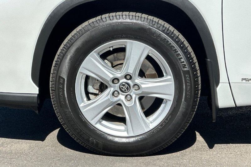 Used 2023 Toyota Highlander Hybrid LEImage 23
