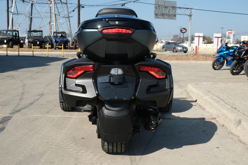 2025 Can-Am SPYDER RT LIMITED MINERAL BLUE WITH DARK ACCENTSImage 21