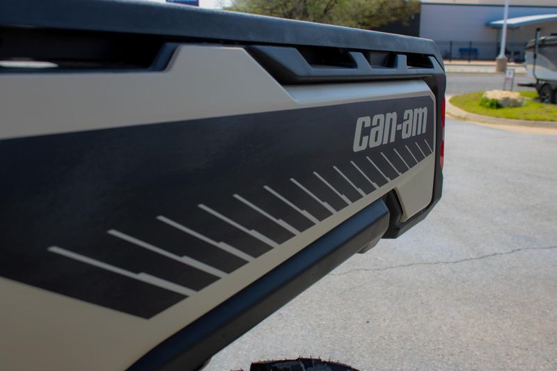 2025 Can-Am DEFENDER MAX LIMITED CAB HD10 DESERT TAN AND STEALTH BLACK Image 10