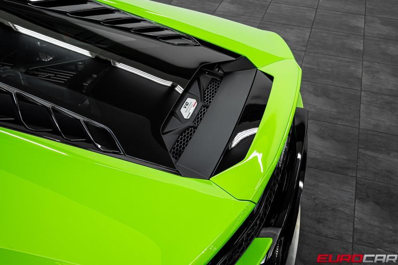 2023 Lamborghini Huracan EVO RWD *HIGH GLOSS BLACK STYLE PACKAGE* Image 16