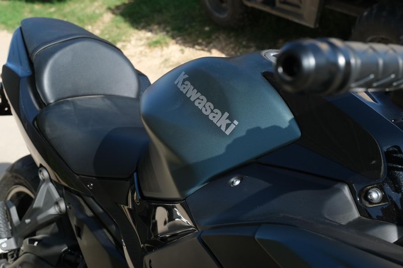 2025 Kawasaki NINJA 650 ABS METALLIC MATTE OLD SCHOOL GREEN AND METALLIC SPARK BLACK Image 18