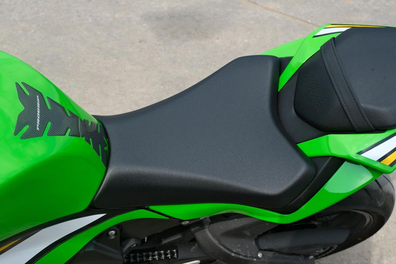 2025 Kawasaki NINJA ZX6R KRT EDITION LIME GREEN AND EBONY AND PEARL BLIZZARD WHITE Image 16