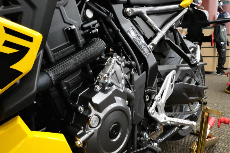 2024 SUZUKI GSXS 8R in a PEARL IGNITE YELLOW exterior color. Family PowerSports (877) 886-1997 familypowersports.com 