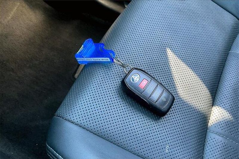 Used 2022 Toyota Venza LimitedImage 11