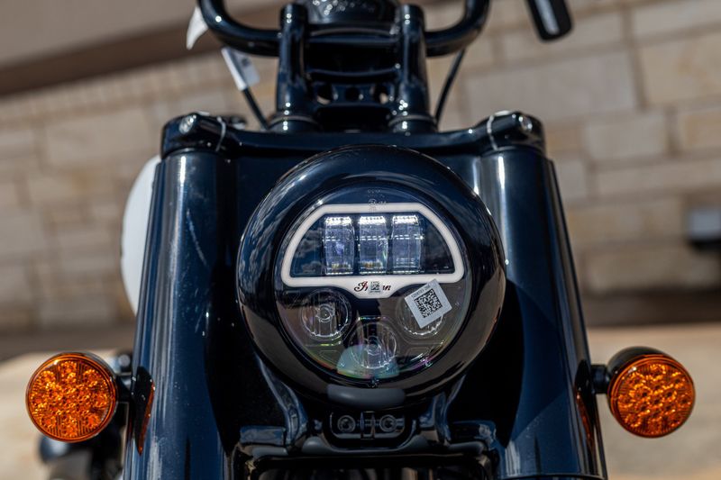 2024 INDIAN MOTORCYCLE CHIEF BOBBER ABS GHOST WHITE METALLIC SMOKEImage 9