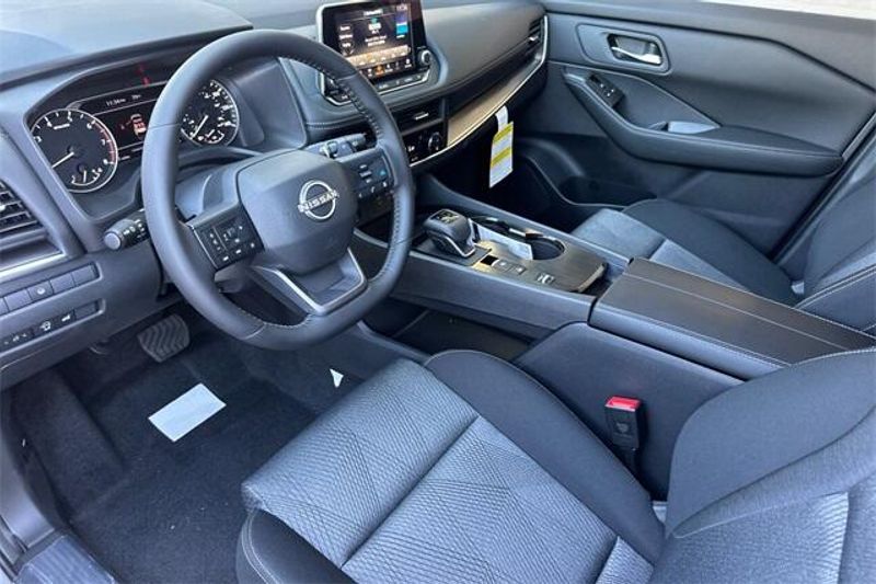 New 2025 Nissan Rogue SVImage 7
