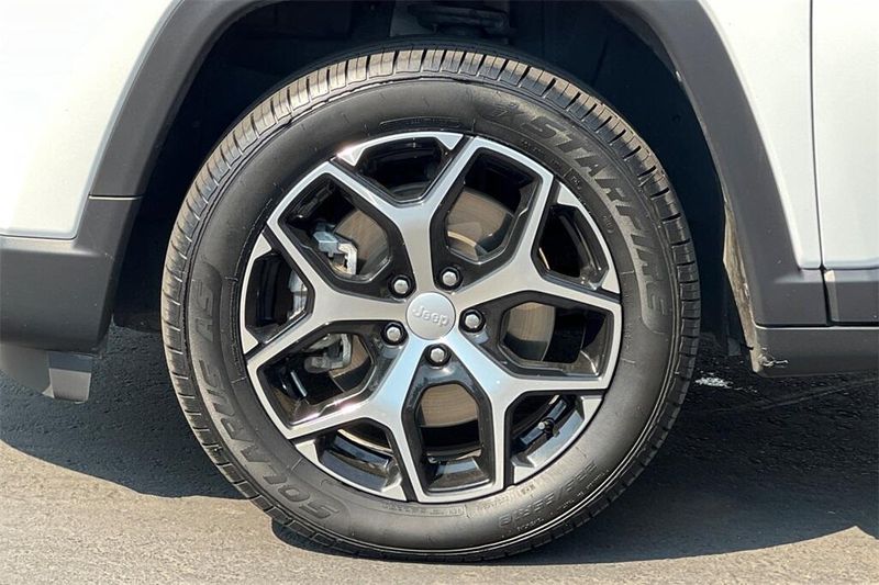 2024 Jeep Compass Latitude photo 23