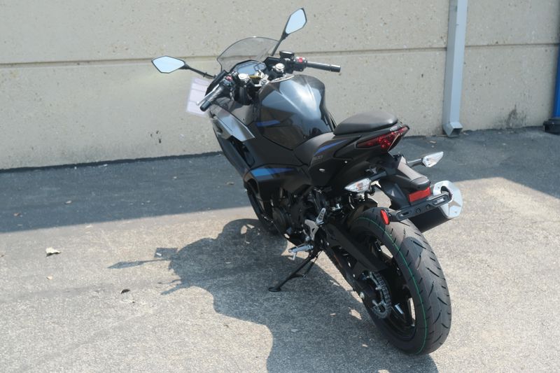 2025 Kawasaki NINJA 500 ABS METALLIC FLAT SPARK BLACK AND METALLIC SPARK BLACK AND METALLIC MOONDUST GRAY Image 7