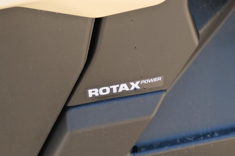 2025 Can-Am DEFENDER MAX LIMITED CAB HD10 DESERT TAN AND STEALTH BLACK Image 36