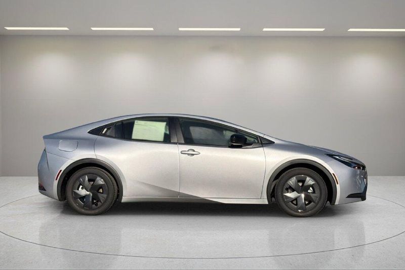 New 2027 Toyota Prius Plug-In Hybrid SEImage 2