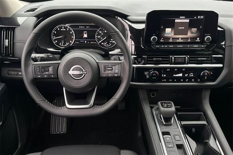 New 2025 Nissan Pathfinder SVImage 11