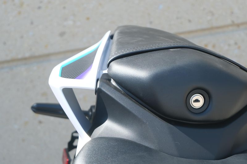 2025 Yamaha YZFR3 ABS LUNAR WHITE AND NEBULA BLUE Image 24