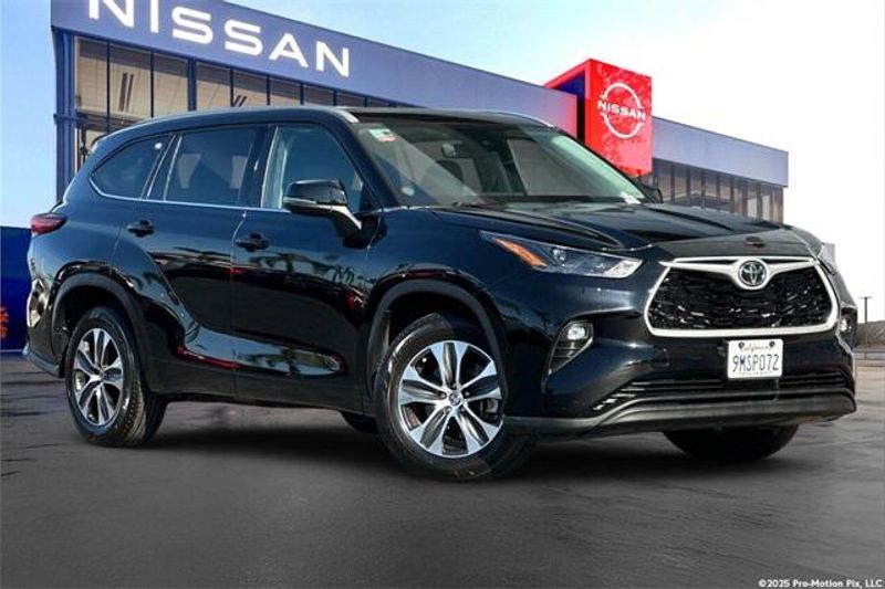 2022 Toyota Highlander XLEImage 2