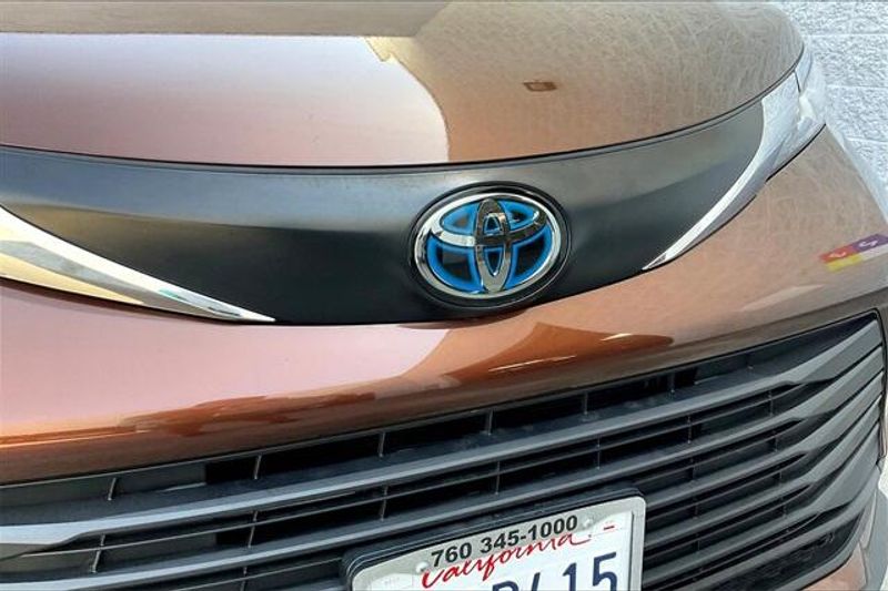 Used 2022 Toyota Sienna LE HybridImage 30