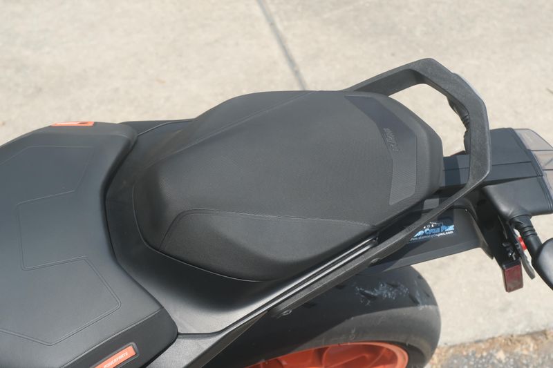 2023 KTM 890 DUKE R ORANGE AND BLUE Image 13