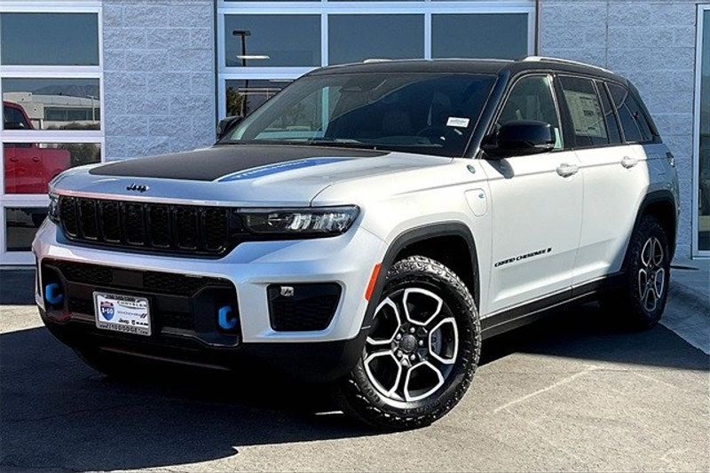 2024 Jeep Grand Cherokee Trailhawk 4xe in a Silver Zynith exterior color and Global Blackinterior. I-10 Chrysler Dodge Jeep Ram (760) 565-5160 pixelmotiondemo.com 