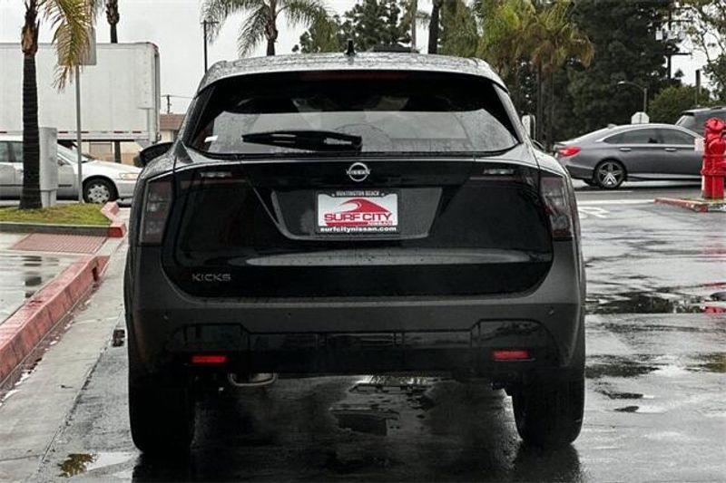 Used 2025 Nissan Kicks SVImage 5