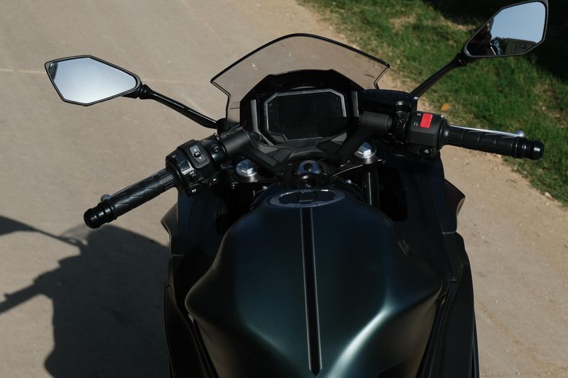 2025 Kawasaki NINJA 650 ABS METALLIC MATTE OLD SCHOOL GREEN AND METALLIC SPARK BLACK Image 8