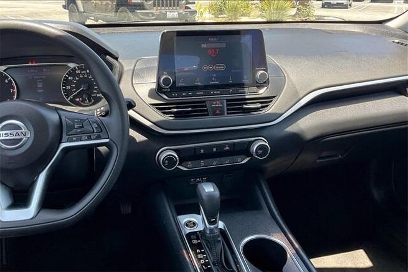 Used 2022 Nissan Altima 2.5 SVImage 5