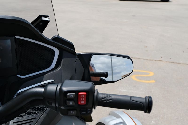 2024 Can-Am SPYDER RT LIMITED HYPER SILVER WITH PLATINUM Image 16