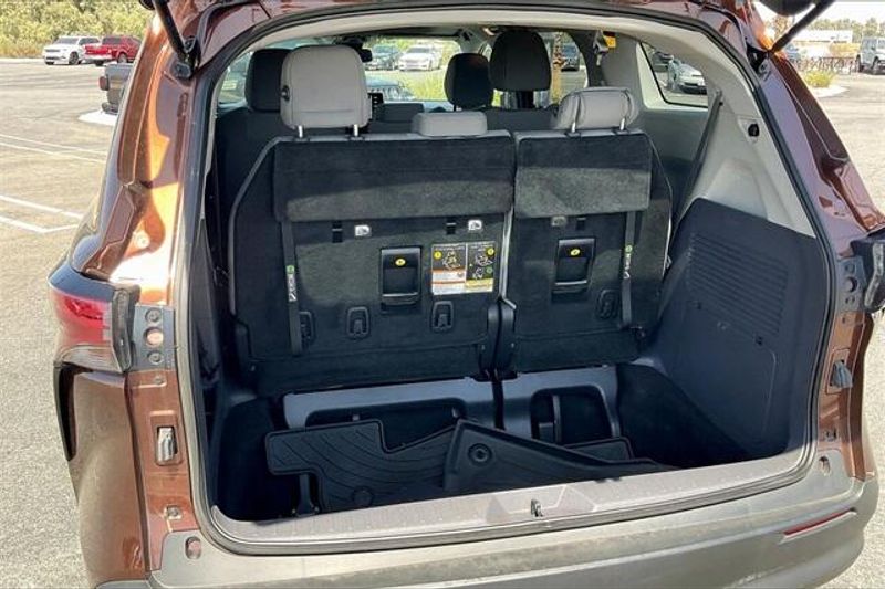 Used 2022 Toyota Sienna LE HybridImage 34