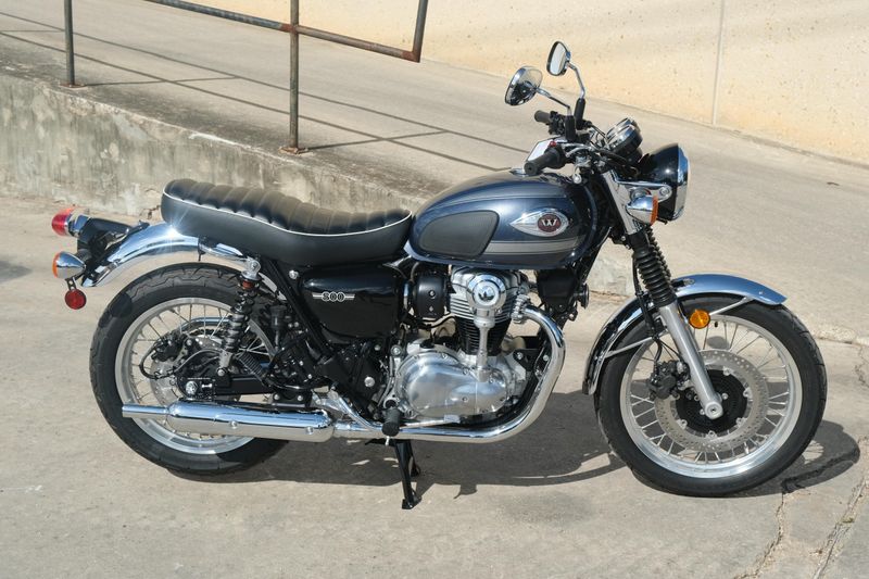 2024 Kawasaki W800 ABS METALLIC SLATE BLUE AND METALLIC DIABLO BLACK Image 2