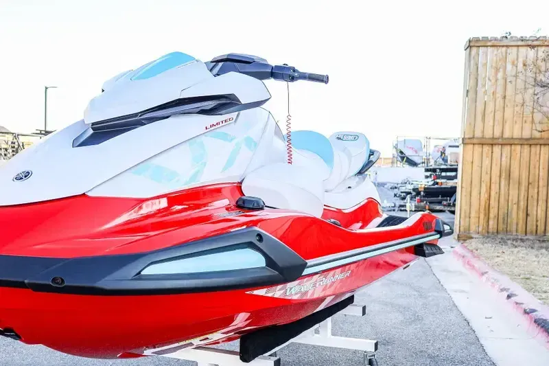 2025 Yamaha VX LIMITED TORCH RED Image 4
